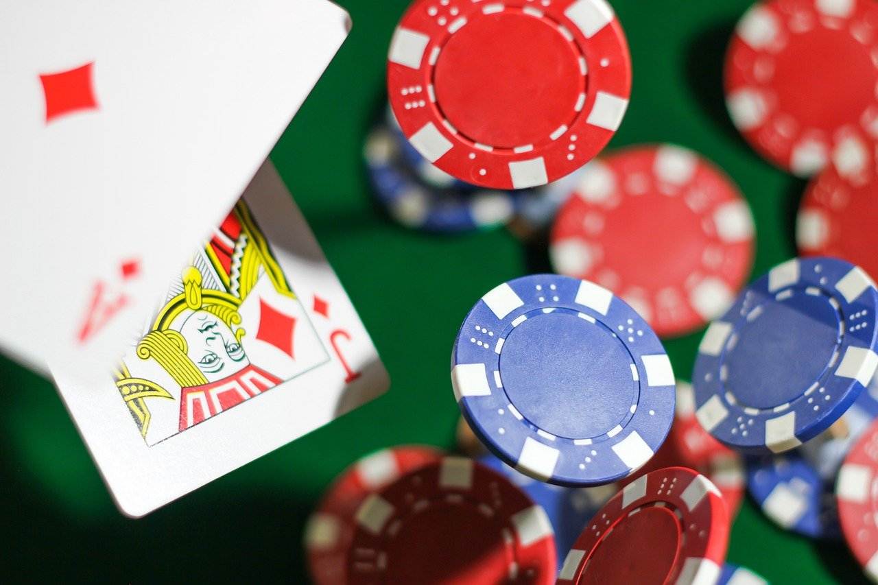 Đặt cược tại vòng đầu tiên theo luật chơi Poker Omaha